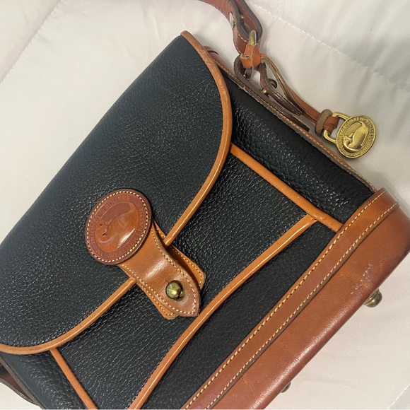 Classic Black and Brown Leather Shoulder Bag - Picture 2 of 10